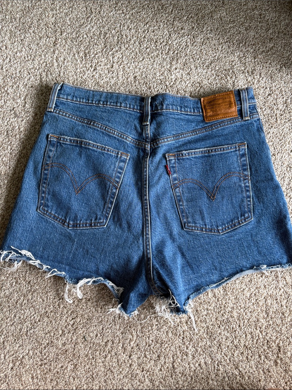 Levi’s Ribcage Short - Picture 2 of 3